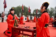 中式婚礼汉服父母穿搭，中式婚礼父母穿什么衣服合适